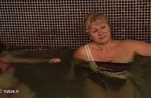 ახალგაზრდა სკოლის მოსწავლეები ღამით იძინებენ