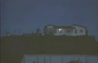 კრისტალ რაი სვამს აბაზანაში