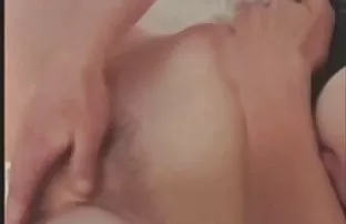 ბიძა ერთად ბევრი სახე გამოიყურება გოგონების სანაპიროზე