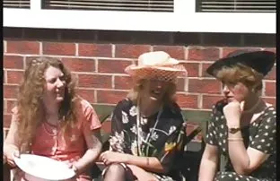 დედა და ქალიშვილი ჭამა ჩემი მამალი